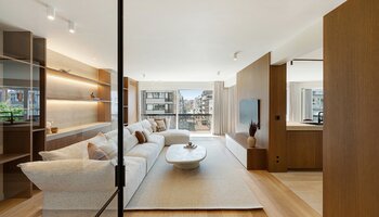 Groot en prachtig gerenoveerd appartement met 4-SLK, west gericht terras en open zicht 