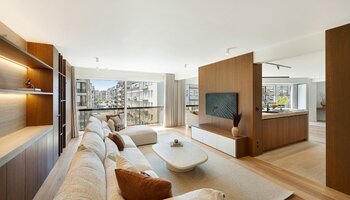 Groot en prachtig gerenoveerd appartement met 4-SLK, west gericht terras en open zicht 