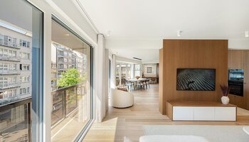 Groot en prachtig gerenoveerd appartement met 4-SLK, west gericht terras en open zicht 