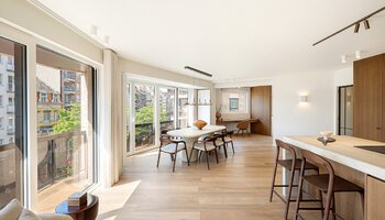 Groot en prachtig gerenoveerd appartement met 4-SLK, west gericht terras en open zicht 