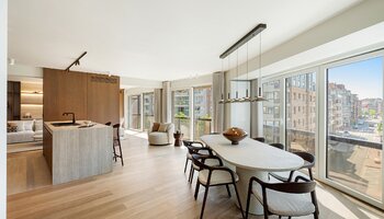 Groot en prachtig gerenoveerd appartement met 4-SLK, west gericht terras en open zicht 