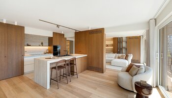 Groot en prachtig gerenoveerd appartement met 4-SLK, west gericht terras en open zicht 