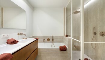 Groot en prachtig gerenoveerd appartement met 4-SLK, west gericht terras en open zicht 