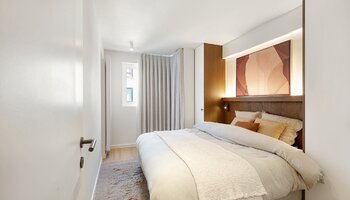 Groot en prachtig gerenoveerd appartement met 4-SLK, west gericht terras en open zicht 