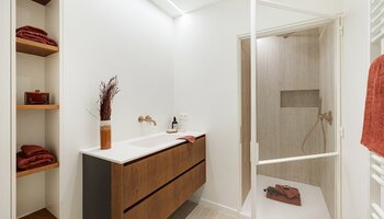 Groot en prachtig gerenoveerd appartement met 4-SLK, west gericht terras en open zicht 
