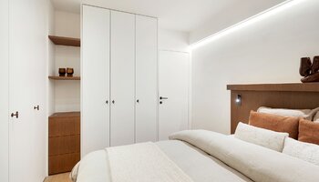 Groot en prachtig gerenoveerd appartement met 4-SLK, west gericht terras en open zicht 