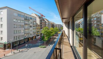 Groot en prachtig gerenoveerd appartement met 4-SLK, west gericht terras en open zicht 