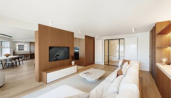 Groot en prachtig gerenoveerd appartement met 4-SLK, west gericht terras en open zicht 