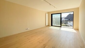 Ruim 2SLK-app met westgericht zonneterras in charmante villaresidentie vlakbij de zee