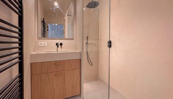 Ruim 2SLK-app met westgericht zonneterras in charmante villaresidentie vlakbij de zee