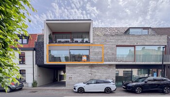 Ruim en lichtrijk 2-slaapkamerappartement met zonnig terras in hartje Sint-Michiels