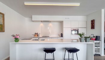 Ruim en lichtrijk 2-slaapkamerappartement met zonnig terras in hartje Sint-Michiels