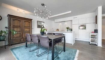 Ruim en lichtrijk 2-slaapkamerappartement met zonnig terras in hartje Sint-Michiels