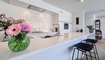 Ruim en lichtrijk 2-slaapkamerappartement met zonnig terras in hartje Sint-Michiels
