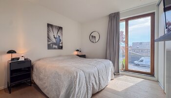 Ruim en lichtrijk 2-slaapkamerappartement met zonnig terras in hartje Sint-Michiels
