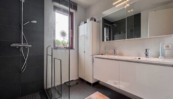 Ruim en lichtrijk 2-slaapkamerappartement met zonnig terras in hartje Sint-Michiels