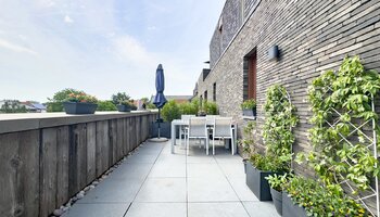 Ruim en lichtrijk 2-slaapkamerappartement met zonnig terras in hartje Sint-Michiels