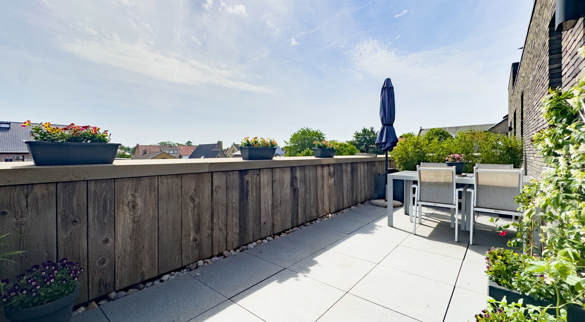 Ruim en lichtrijk 2-slaapkamerappartement met zonnig terras in hartje Sint-Michiels