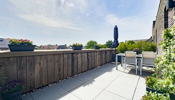 Ruim en lichtrijk 2-slaapkamerappartement met zonnig terras in hartje Sint-Michiels