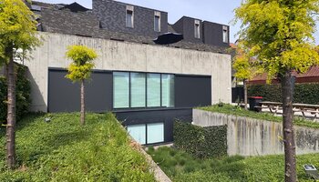 Ruim en lichtrijk 2-slaapkamerappartement met zonnig terras in hartje Sint-Michiels