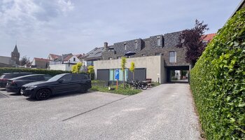 Ruim en lichtrijk 2-slaapkamerappartement met zonnig terras in hartje Sint-Michiels
