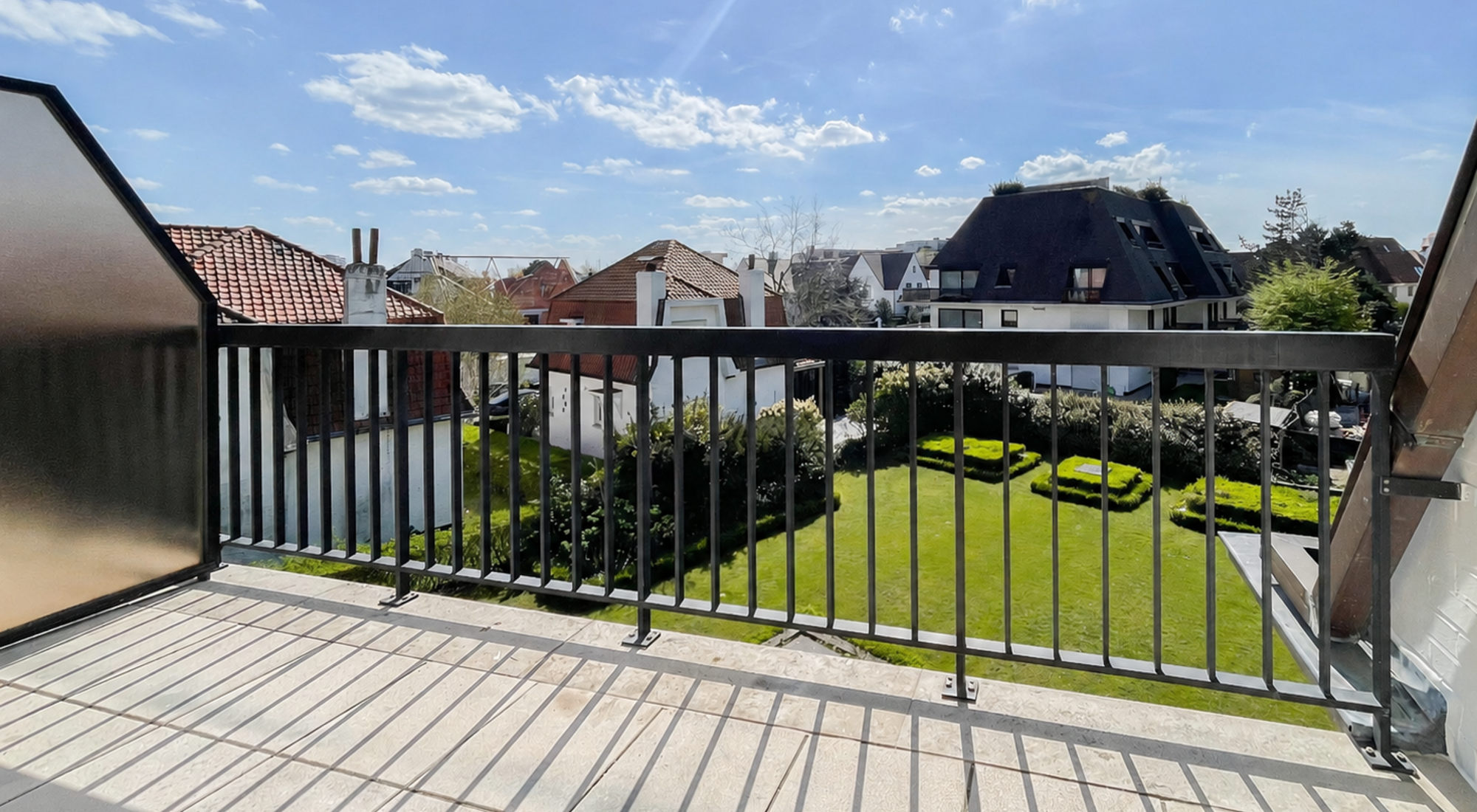 Ruim 2SLK-app met westgericht zonneterras in charmante villaresidentie vlakbij de zee