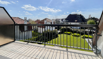 Ruim 2SLK-app met westgericht zonneterras in charmante villaresidentie vlakbij de zee