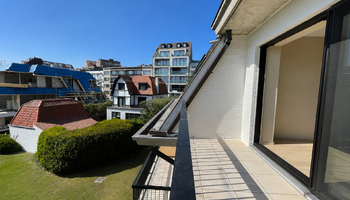 Ruim 2SLK-app met westgericht zonneterras in charmante villaresidentie vlakbij de zee