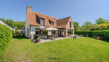 Hoogwaardig afgewerkte pastoriewoning in landelijke omgeving