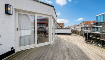 Penthouse superbement rénové, comprenant 3 CH et de magnifiques terrasses, situé à proximité de la mer et du centre.