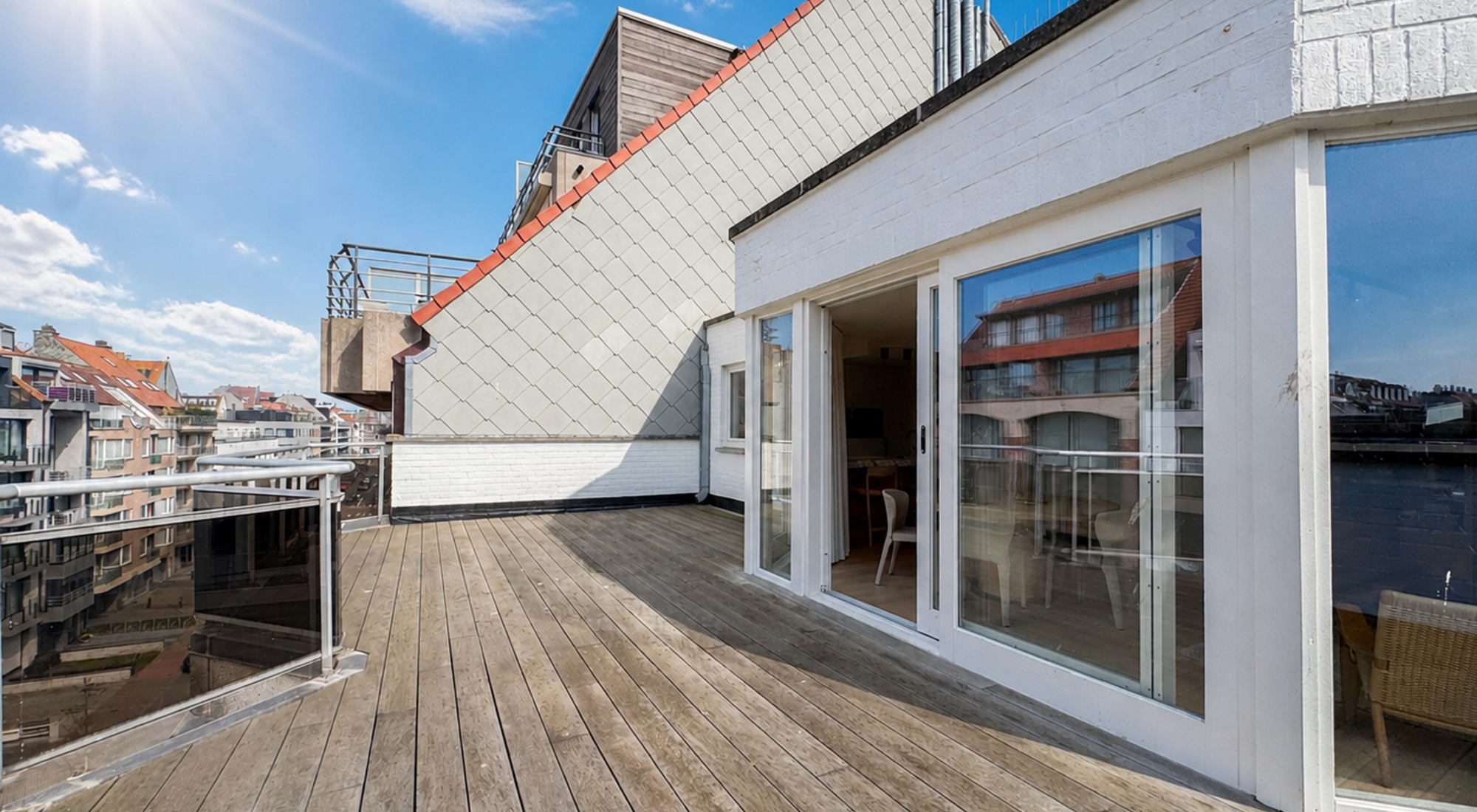 Penthouse superbement rénové, comprenant 3 CH et de magnifiques terrasses, situé à proximité de la mer et du centre.