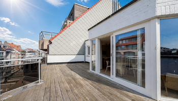 Penthouse superbement rénové, comprenant 3 CH et de magnifiques terrasses, situé à proximité de la mer et du centre.