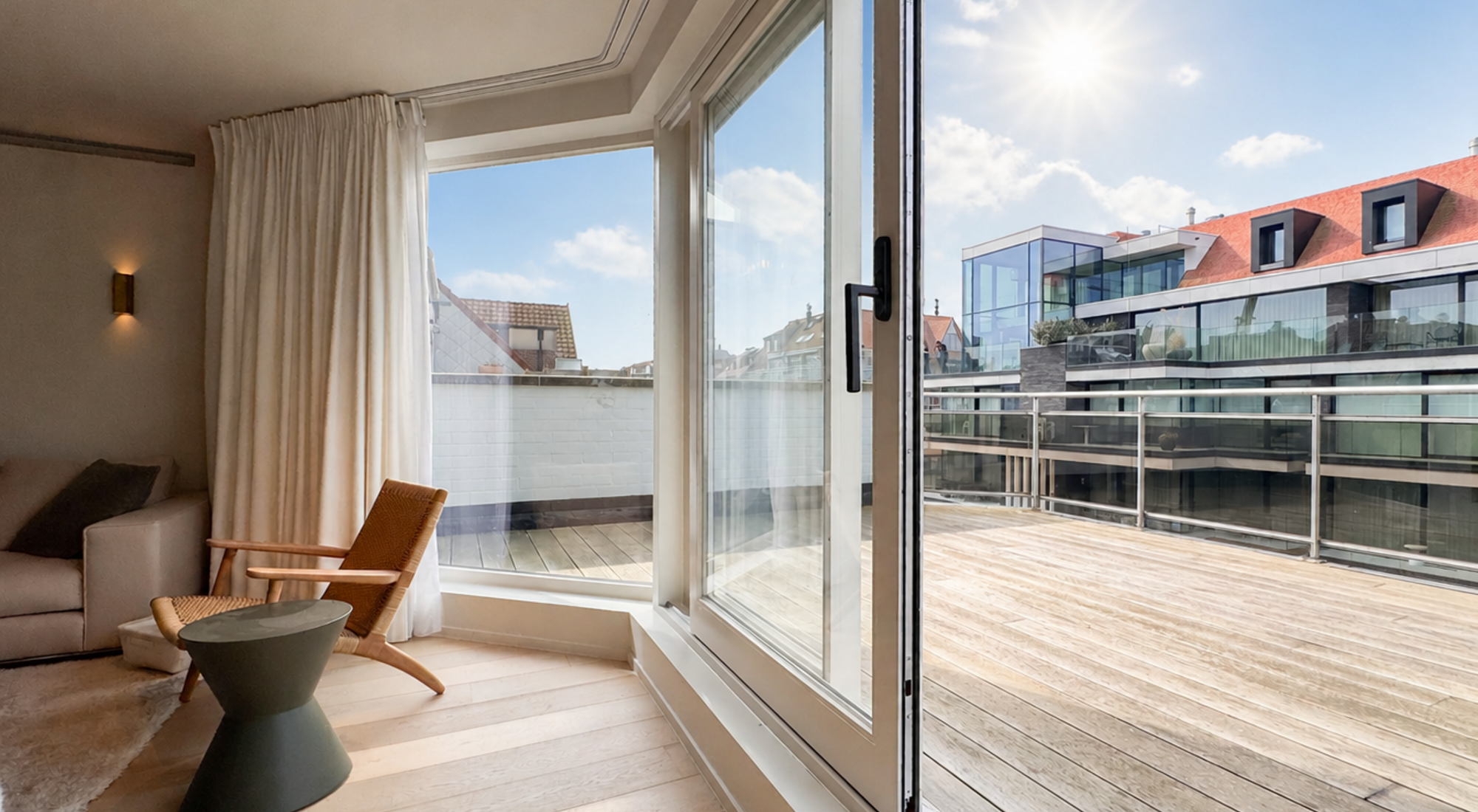 Penthouse superbement rénové, comprenant 3 CH et de magnifiques terrasses, situé à proximité de la mer et du centre.