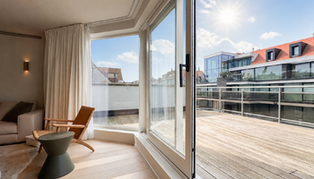 Penthouse superbement rénové, comprenant 3 CH et de magnifiques terrasses, situé à proximité de la mer et du centre.
