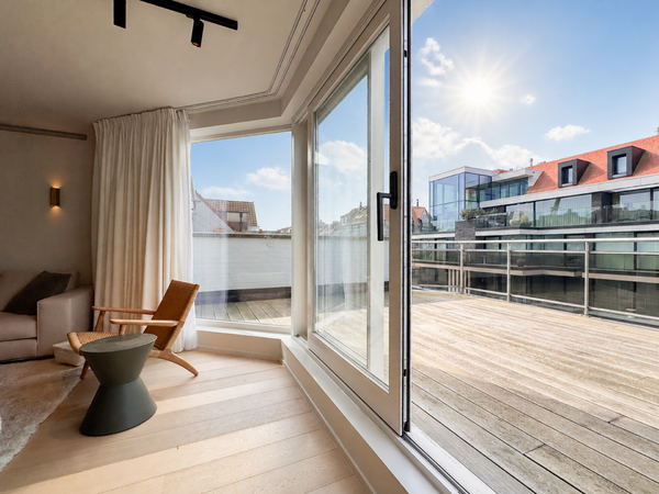 Penthouse superbement rénové, comprenant 3 CH et de magnifiques terrasses, situé à proximité de la mer et du centre.