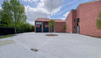 Maison semi-ouverte avec 4 chambres, jardin ensoleillé & garage