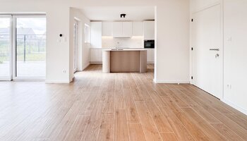 Maison semi-ouverte avec 4 chambres, jardin ensoleillé & garage