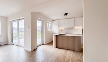 Maison semi-ouverte avec 4 chambres, jardin ensoleillé & garage