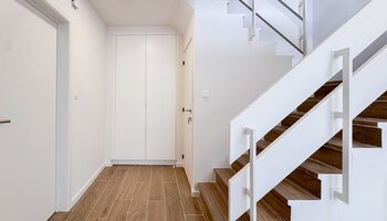 Maison semi-ouverte avec 4 chambres, jardin ensoleillé & garage