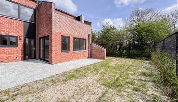 Maison semi-ouverte avec 4 chambres, jardin ensoleillé & garage