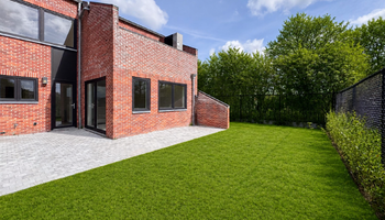 Maison semi-ouverte avec 4 chambres, jardin ensoleillé & garage