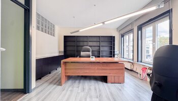 Bureau avec espaces variés en zone prisée
