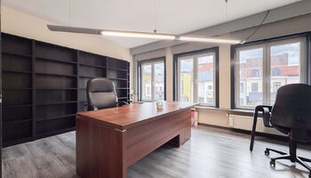 Bureau avec espaces variés en zone prisée
