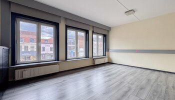 Bureau avec espaces variés en zone prisée