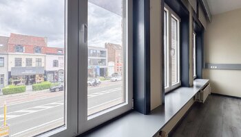 Bureau avec espaces variés en zone prisée