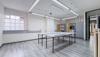 Bureau avec espaces variés en zone prisée