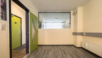 Bureau avec espaces variés en zone prisée