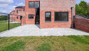 Halfopen woning met 4 slaapkamers, zonnige tuin en garage