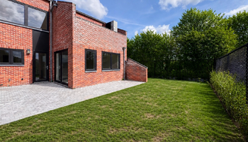Halfopen woning met 4 slaapkamers, zonnige tuin en garage