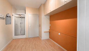 Spacieux appartement 2 pièces avec façade large près de la place Rubens